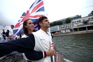 Знаменосцы сборной Великобритании — олимпийский чемпион в прыжках в воду Томас Дейли и двукратная олимпийская чемпионка в гребле Хелен Гловер