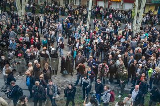 Толпа у здания военной прокуратуры в Донецке, 4 мая 2014 года. Это было одно из последних административных зданий, захваченных сторонниками «ДНР». Народная республика провозглашена 7 апреля. 11 мая состоялся референдум, по итогам которого она на следующий день объявила независимость. Тогда ее не признал никто — даже Россия, хотя официальная Москва относилась к «ДНР» с явным сочувствием.