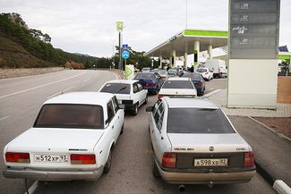 Очередь на автозаправку в районе Симеиза, Крым