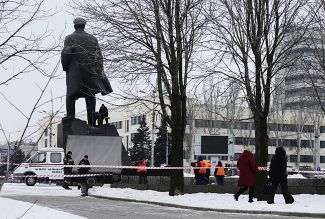 Поврежденный памятник Ленину в Донецке. 27 января 2016-го