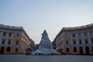 Укрепленный памятник дюку де Ришелье. 24 марта 2022 года