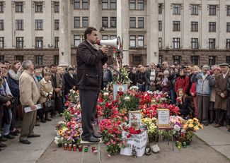 Морис Ибрагим выступает на траурном митинге у Дома профсоюзов, 2 мая 2015 года