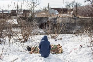 Авдеевка, Донецкая область, 1 февраля 2017 года. 60-летняя Екатерина Волкова отправилась в магазин, попала под обстрел со стороны «ДНР» и погибла. Ее нашла ее дочь Надежда. Авдеевка расположена прямо на линии разграничения, так что любые обострения были чреваты такими последствиями для ее жителей.