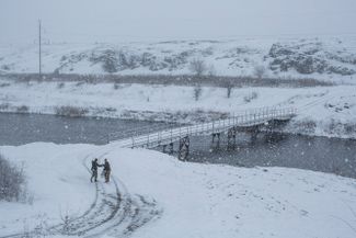 Украинские солдаты возвращаются из магазина на свои позиции в селе Павлополь Донецкой области.